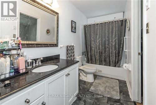 4 College Park Drive, Welland, ON - Indoor Photo Showing Bathroom