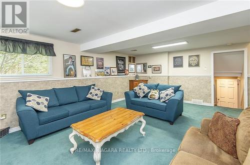 4 College Park Drive, Welland, ON - Indoor Photo Showing Living Room