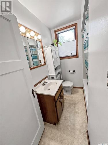 500 2Nd Avenue Nw, Swift Current, SK - Indoor Photo Showing Bathroom