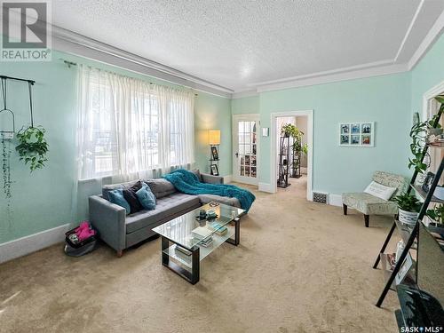 500 2Nd Avenue Nw, Swift Current, SK - Indoor Photo Showing Living Room