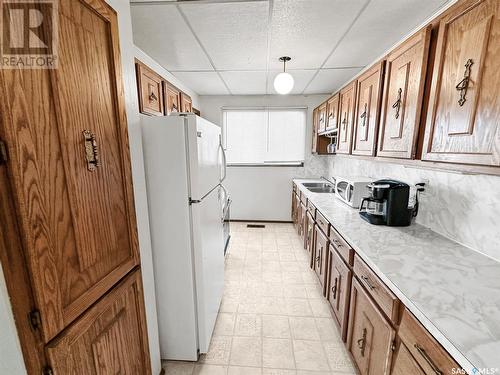 500 2Nd Avenue Nw, Swift Current, SK - Indoor Photo Showing Kitchen With Double Sink