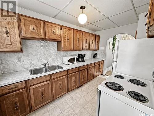 500 2Nd Avenue Nw, Swift Current, SK - Indoor Photo Showing Kitchen With Double Sink