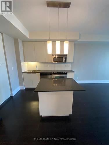 1512 - 70 Roehampton Avenue, Toronto, ON - Indoor Photo Showing Kitchen