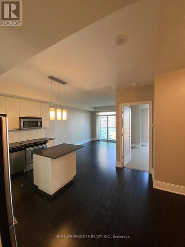 1512 - 70 Roehampton Avenue, Toronto, ON - Indoor Photo Showing Kitchen