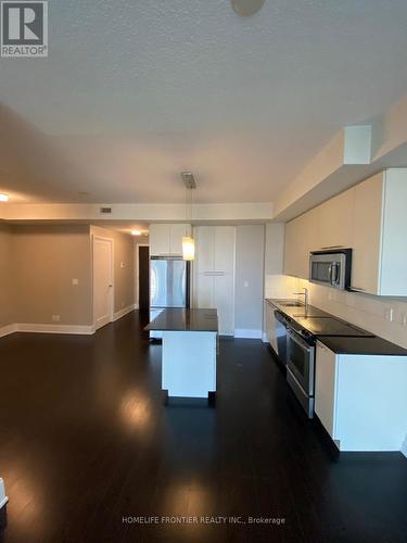 1512 - 70 Roehampton Avenue, Toronto, ON - Indoor Photo Showing Kitchen