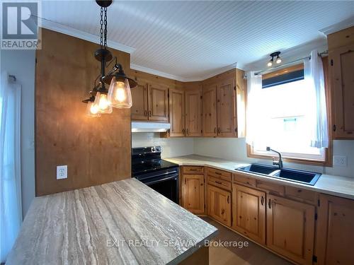 147 Lefebvre Avenue, Cornwall, ON - Indoor Photo Showing Kitchen With Double Sink