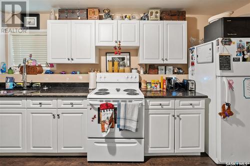 2135 Herman Avenue, Saskatoon, SK - Indoor Photo Showing Kitchen