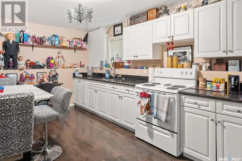 2135 Herman Avenue, Saskatoon, SK - Indoor Photo Showing Kitchen