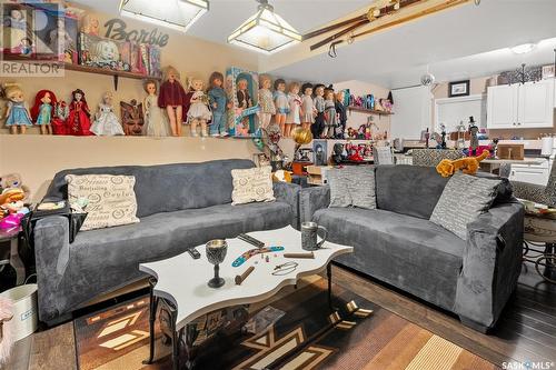 2135 Herman Avenue, Saskatoon, SK - Indoor Photo Showing Living Room