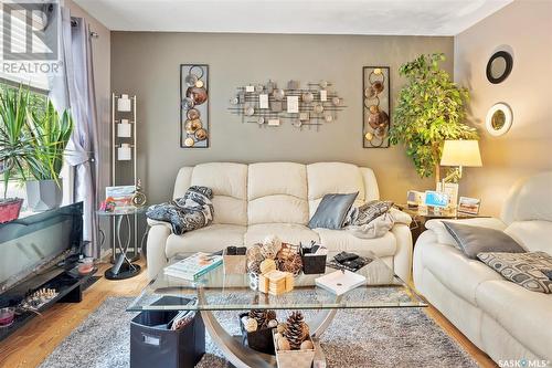 2135 Herman Avenue, Saskatoon, SK - Indoor Photo Showing Living Room