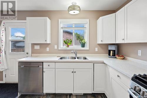 821 N Avenue S, Saskatoon, SK - Indoor Photo Showing Kitchen With Double Sink