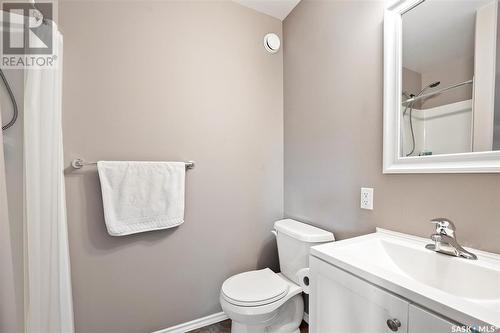 821 N Avenue S, Saskatoon, SK - Indoor Photo Showing Bathroom