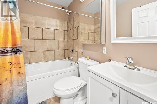 821 N Avenue S, Saskatoon, SK - Indoor Photo Showing Bathroom