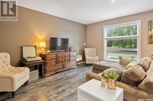 821 N Avenue S, Saskatoon, SK - Indoor Photo Showing Living Room