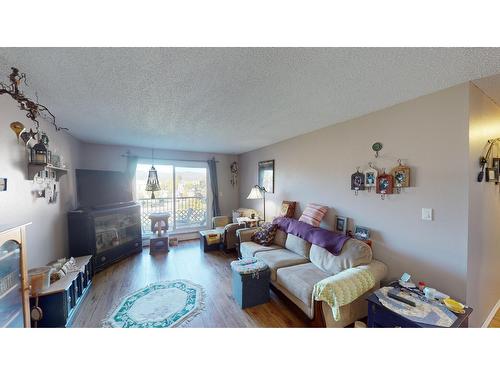 1214 - 2015 2Nd Street N, Cranbrook, BC - Indoor Photo Showing Living Room