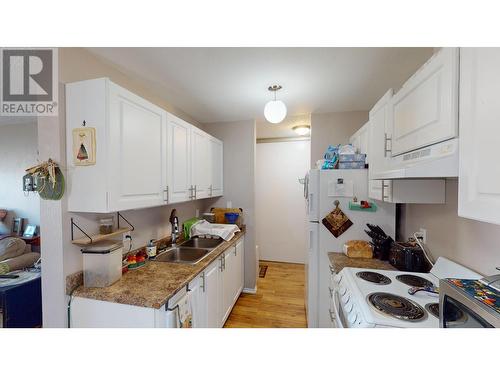 2015 2Nd  N Street Unit# 1214, Cranbrook, BC - Indoor Photo Showing Kitchen With Double Sink