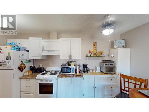 2015 2Nd  N Street Unit# 1214, Cranbrook, BC - Indoor Photo Showing Kitchen