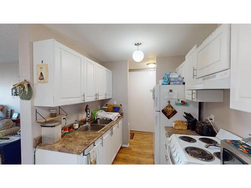 1214 - 2015 2Nd Street N, Cranbrook, BC - Indoor Photo Showing Kitchen With Double Sink