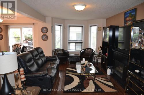 113 Green Gate Boulevard S, Cambridge, ON - Indoor Photo Showing Living Room