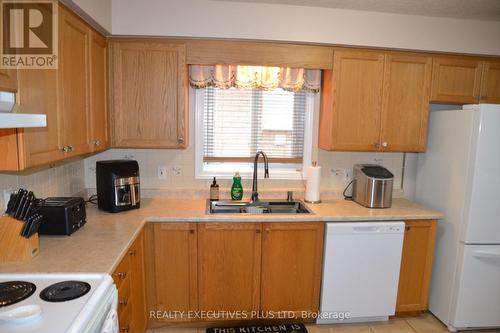 113 Green Gate Boulevard S, Cambridge, ON - Indoor Photo Showing Kitchen With Double Sink