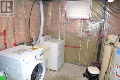 113 Green Gate Boulevard S, Cambridge, ON - Indoor Photo Showing Laundry Room