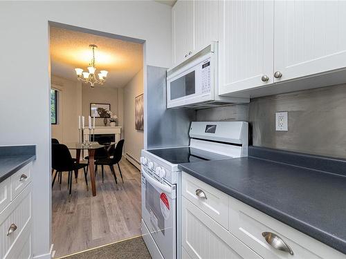 212-1745 Leighton Rd, Victoria, BC - Indoor Photo Showing Kitchen