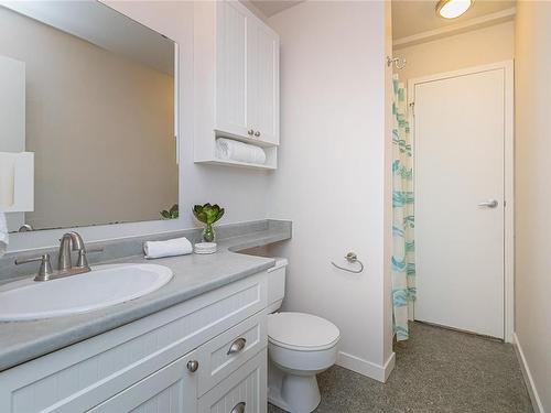 212-1745 Leighton Rd, Victoria, BC - Indoor Photo Showing Bathroom