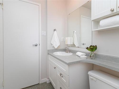 212-1745 Leighton Rd, Victoria, BC - Indoor Photo Showing Bathroom