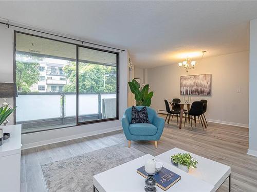 212-1745 Leighton Rd, Victoria, BC - Indoor Photo Showing Living Room