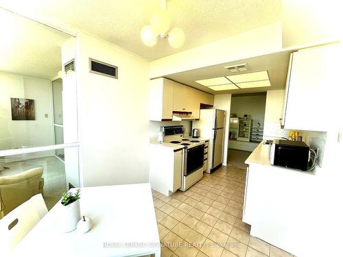 1212-1101 Steeles Ave W, Toronto, ON - Indoor Photo Showing Kitchen