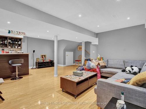 3218 Britannia Rd W, Mississauga, ON - Indoor Photo Showing Living Room