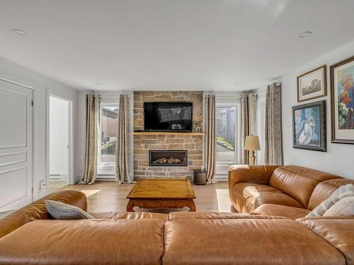 Living room - 17 Ch. Allen-Neil, Stoneham-Et-Tewkesbury, QC - Indoor Photo Showing Living Room With Fireplace