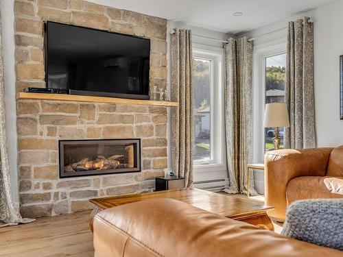 Living room - 17 Ch. Allen-Neil, Stoneham-Et-Tewkesbury, QC - Indoor Photo Showing Living Room With Fireplace