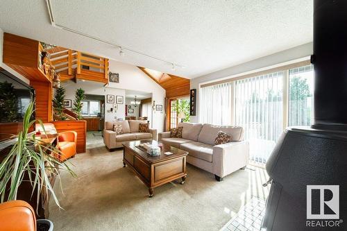 4515 38B Av Nw, Edmonton, AB - Indoor Photo Showing Living Room