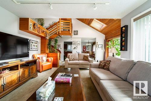 4515 38B Av Nw, Edmonton, AB - Indoor Photo Showing Living Room