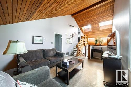 4515 38B Av Nw, Edmonton, AB - Indoor Photo Showing Living Room