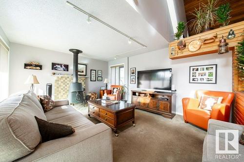 4515 38B Av Nw, Edmonton, AB - Indoor Photo Showing Living Room