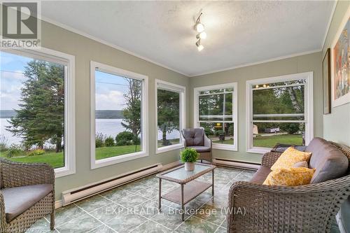 47 Water Street, South Bruce Peninsula, ON - Indoor Photo Showing Living Room