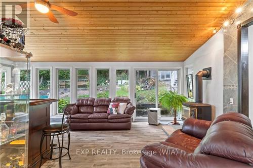 47 Water Street, South Bruce Peninsula, ON - Indoor Photo Showing Living Room