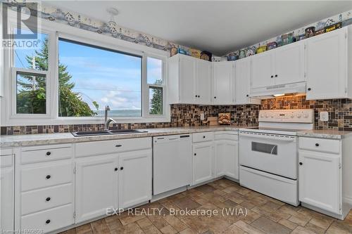 47 Water Street, South Bruce Peninsula, ON - Indoor Photo Showing Kitchen With Double Sink