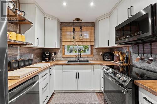 2627 Lloyd George Boulevard, Windsor, ON - Indoor Photo Showing Kitchen With Double Sink