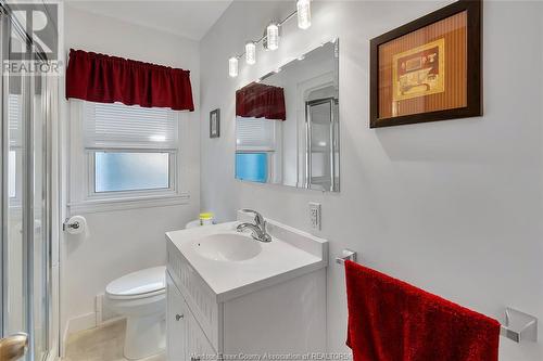 16 Horwath, Kingsville, ON - Indoor Photo Showing Bathroom