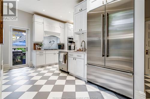 719 Victoria Avenue, Windsor, ON - Indoor Photo Showing Kitchen With Upgraded Kitchen