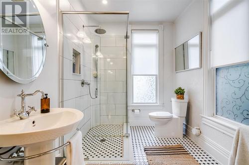 719 Victoria Avenue, Windsor, ON - Indoor Photo Showing Bathroom