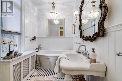 719 Victoria Avenue, Windsor, ON - Indoor Photo Showing Bathroom