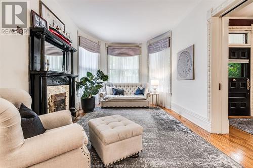 719 Victoria Avenue, Windsor, ON - Indoor Photo Showing Living Room