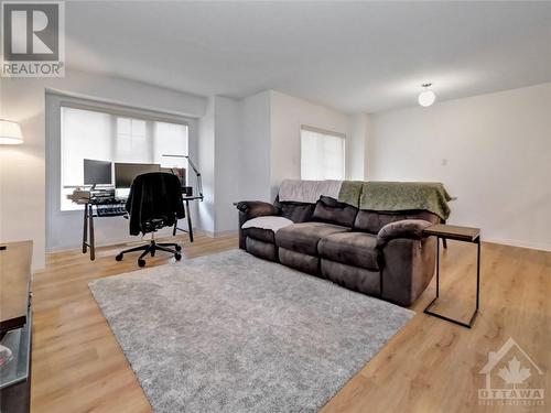 301 Gotham Private, Ottawa, ON - Indoor Photo Showing Living Room