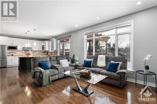 4464 Shoreline Drive, Ottawa, ON - Indoor Photo Showing Living Room