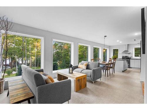 Vue d'ensemble - 677 305E Avenue, Saint-Hippolyte, QC - Indoor Photo Showing Living Room