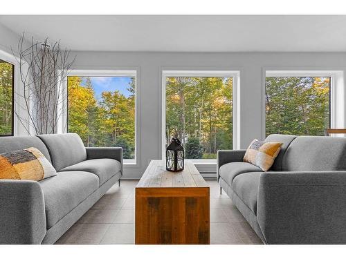 Salon - 677 305E Avenue, Saint-Hippolyte, QC - Indoor Photo Showing Living Room